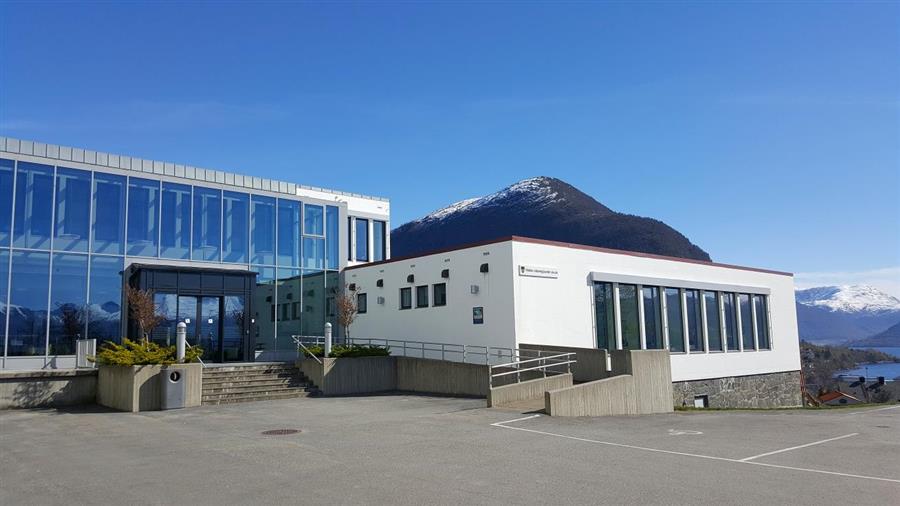 skulebygg med blå himmel i bakgrunnen