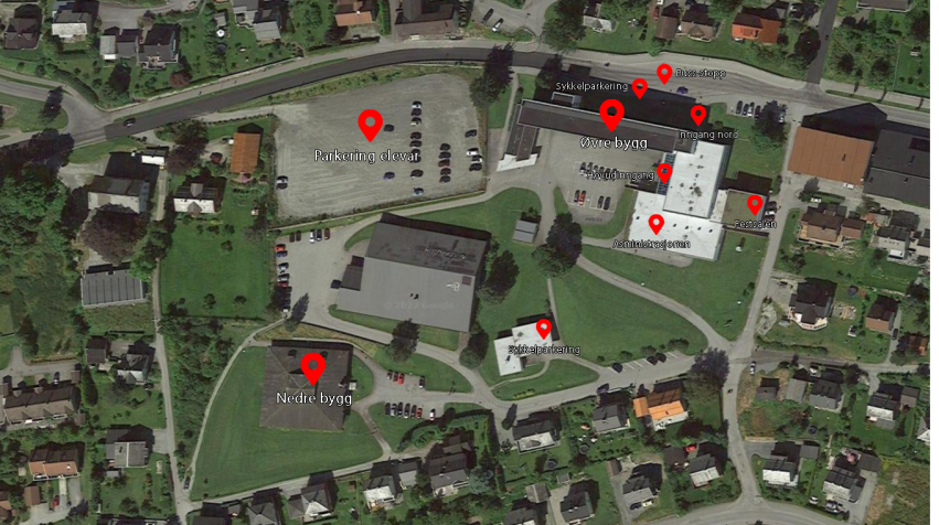Bilete frå Google maps der dei forskjellige bygga på skuleområdet er markert.